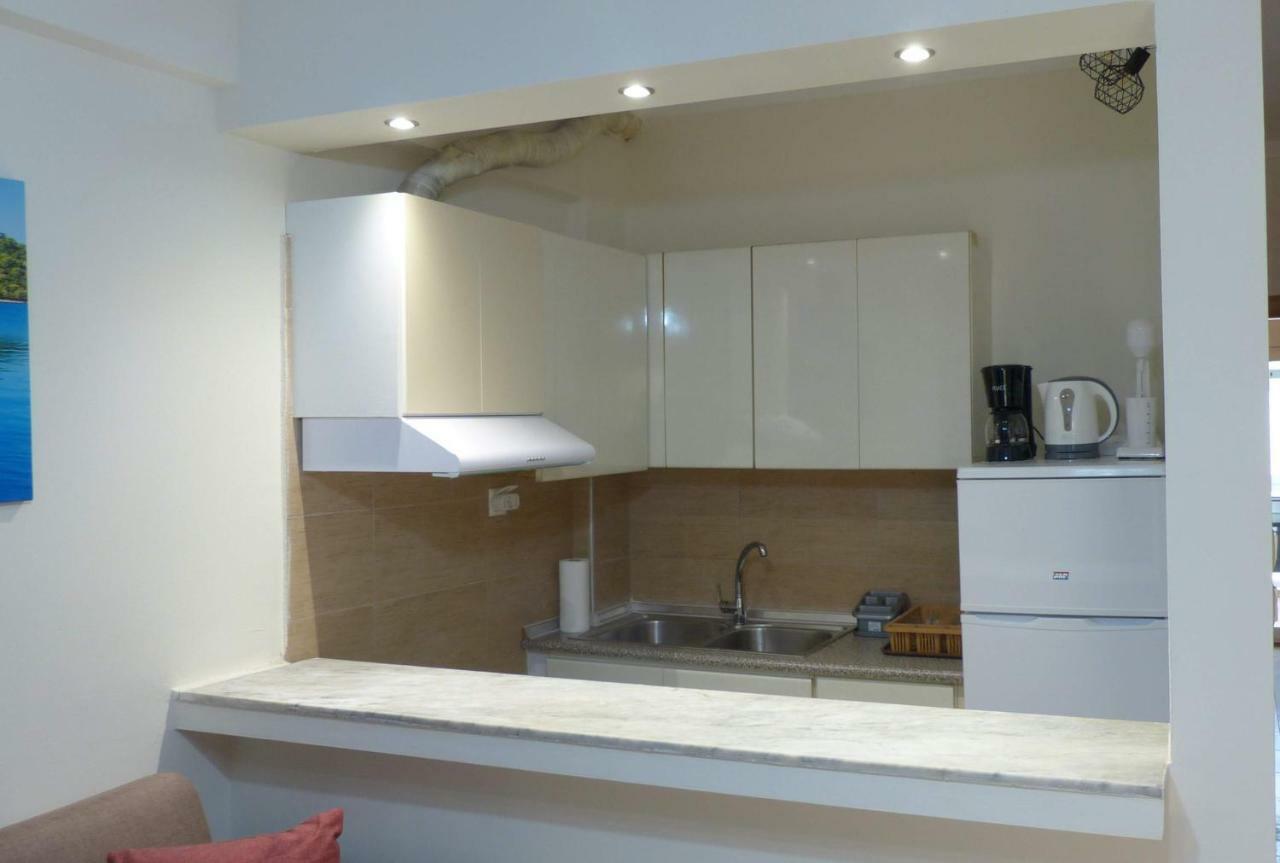 White Apartment 70M From The Sea Néa Péramos エクステリア 写真